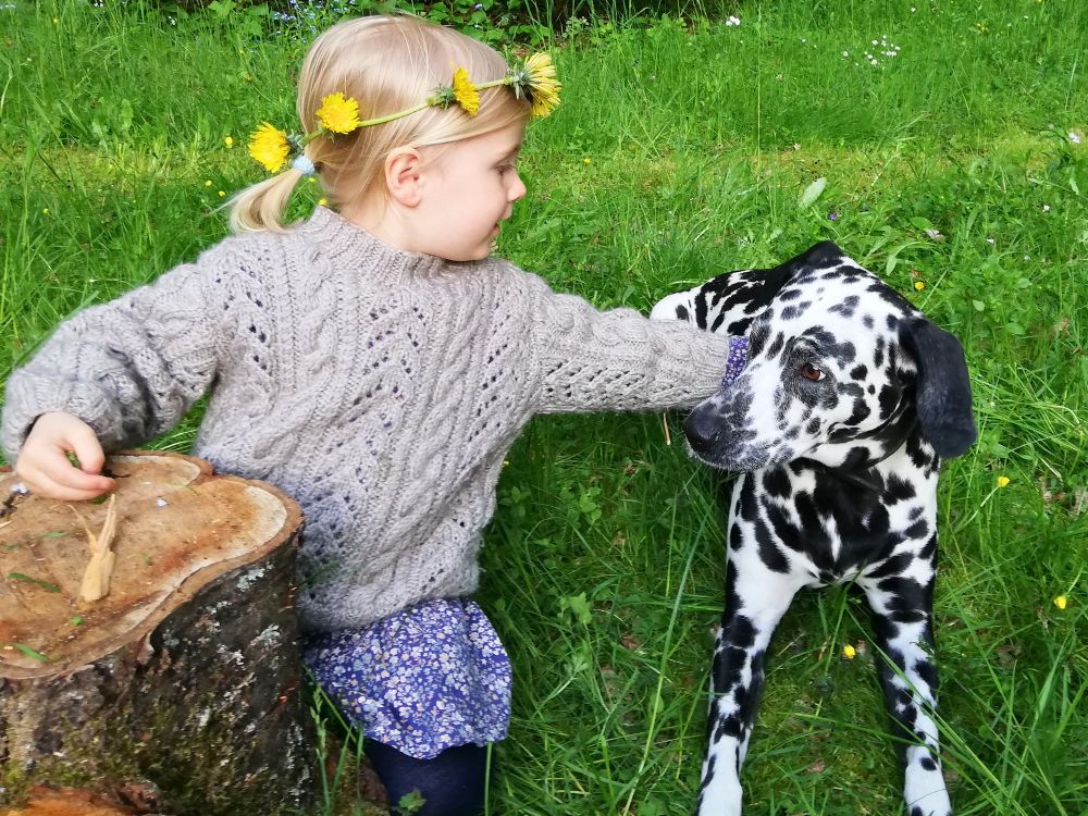 Kind und Dalmatinerhündin Mara